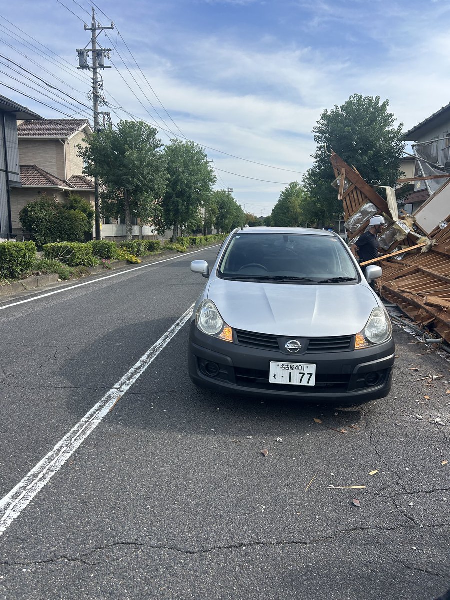 Ohachin88's tweet photo. 外国人による解体が崩壊！

危ないと思ったら案の定だよ！

幸い通行人も作業員も怪我をしていません！

#三重県
#解体 https://t.co/lDyXzouqyB