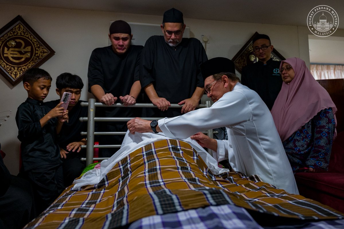 anwaribrahim's tweet photo. Pulang ke Cherok Tok Kun dengan hati yang sarat rasa sayu dan hiba, untuk bersama keluarga besar mengiringi dan menitipkan salam terakhir buat Allahyarham Idrus Ibrahim.

Terima kasih atas segala kasih, jasa dan budi yang dicurahkan buat keluarga ini sepanjang hayatmu. 

Insya-Allah, kami akan terus melangkah, menguatkan hati meneruskan saki-baki kehidupan, meski kehilangan ini meninggalkan ruang yang tidak mungkin terisi.