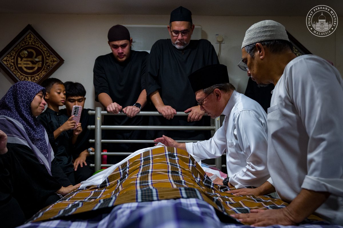 anwaribrahim's tweet photo. Pulang ke Cherok Tok Kun dengan hati yang sarat rasa sayu dan hiba, untuk bersama keluarga besar mengiringi dan menitipkan salam terakhir buat Allahyarham Idrus Ibrahim.

Terima kasih atas segala kasih, jasa dan budi yang dicurahkan buat keluarga ini sepanjang hayatmu. 

Insya-Allah, kami akan terus melangkah, menguatkan hati meneruskan saki-baki kehidupan, meski kehilangan ini meninggalkan ruang yang tidak mungkin terisi.