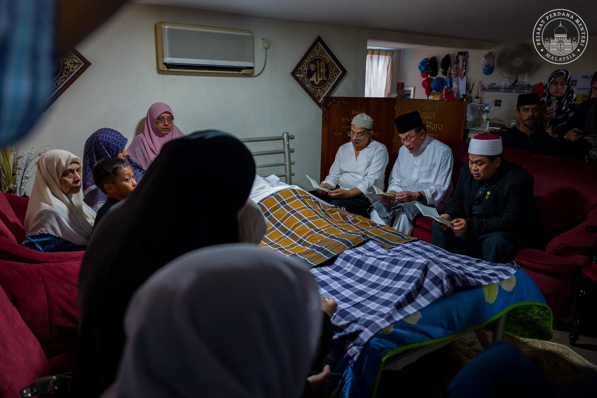 anwaribrahim's tweet photo. Pulang ke Cherok Tok Kun dengan hati yang sarat rasa sayu dan hiba, untuk bersama keluarga besar mengiringi dan menitipkan salam terakhir buat Allahyarham Idrus Ibrahim.

Terima kasih atas segala kasih, jasa dan budi yang dicurahkan buat keluarga ini sepanjang hayatmu. 

Insya-Allah, kami akan terus melangkah, menguatkan hati meneruskan saki-baki kehidupan, meski kehilangan ini meninggalkan ruang yang tidak mungkin terisi.