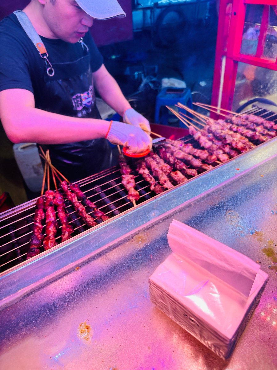 luisluca937965's tweet photo. Craving this late-night late-night street side fried skewer combo 2 fresh grilled meat skewers + spicy cumin sauce = perfect night vibe only 2 bucks! https://t.co/RzO4kodlzg