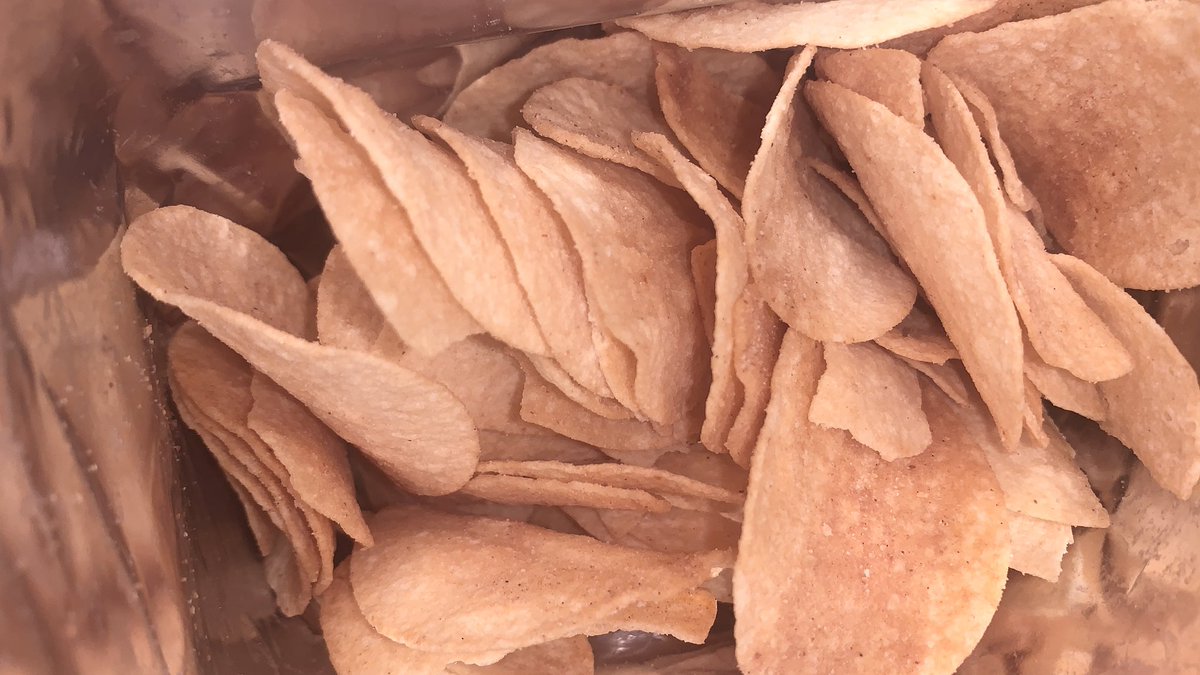 fluiteershy's tweet photo. ouu yeah my mom took me for a little outing today! ^_____^ 🧁⭐️ she said i could buy anything i want ?!!?! *hmm, ... but i didnt wanna be extra :d so i just got a few snacks 🥔🥔 ( Oishi Toss ) AKUU SUKAAA t____t terus kita jalan jalan ke taman sambil ngobrol xixii <3____<3 https://t.co/yPfC3638ML
