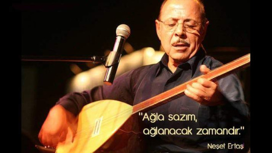 bizbesiktask's tweet photo. '' Ben ağlarsam ağlayıp, gülersem gülen
Bütün dertlerim' anlayıp, gönlümü bilen
Sanki kalbimi bilerek, yüzüme gülen
Gönlüm hep seni arıyor, neredesin sen...''
"İnsan değer verdiği şeylere gözüyle bakar, yüreğiyle taşır."
Büyük ozan #NeşetErtaş'a saygı ve özlemle.. https://t.co/KUn7anBIv8