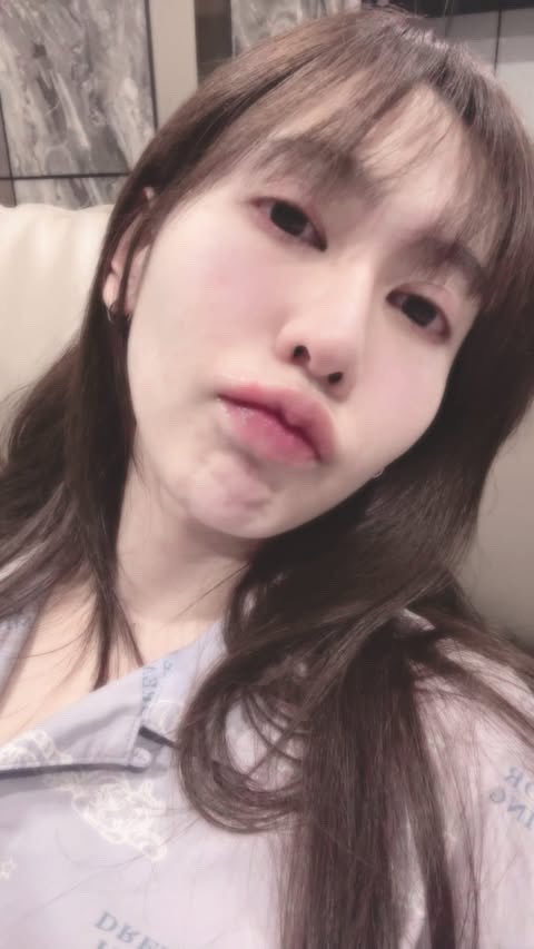 NoeyOfficialFC's tweet photo. [Noey’s IG Broadcast ]

#NoeyKanteera 

สวัสดีวันศุกร์ค้าบบบ ทางนี้ฝนตกทั้งวันเลย ทางนั้นเป็นยังไงบ้างคะ ดูแลตัวเองดีๆนะคะ ไม่อยากให้เปียกฝนทั้งกายและใจนะคะ😊 กางร่มให้นะ☂️ ตอนนี้สั่งข้าวขาหมูไปงับบ แล้วเดี๋ยวต้องไปหานวดยืดเส้นงับ พอพิมงี้แล้วดูมีอายุเลย แต่ใช่งับ55555 พอยกเวทแล้วปวดคอ ชอบเผลอเกร็งคอ5555555 
พรุ่งนี้ใครที่เป็น30คนผู้โชคดีเจอกันนะคะ ขอให้วันนี้เป็นวันที่สุขเยอะๆ มีเรื่องที่ทำให้ยิ้มได้นะคะ💚🫶🏻

ถ่ายไว้มะคืนก่อนนอน555555

💚🧈

ขอให้วันนี้เป็นวันที่ดีของน้องเนยเหมือนกันนะ ดูแลตัวเองดีๆนะคะ ไม่ว่าจะทำอะไรทุกคนคอยส่งกำลังใจให้น้า 🫶🏻🤍