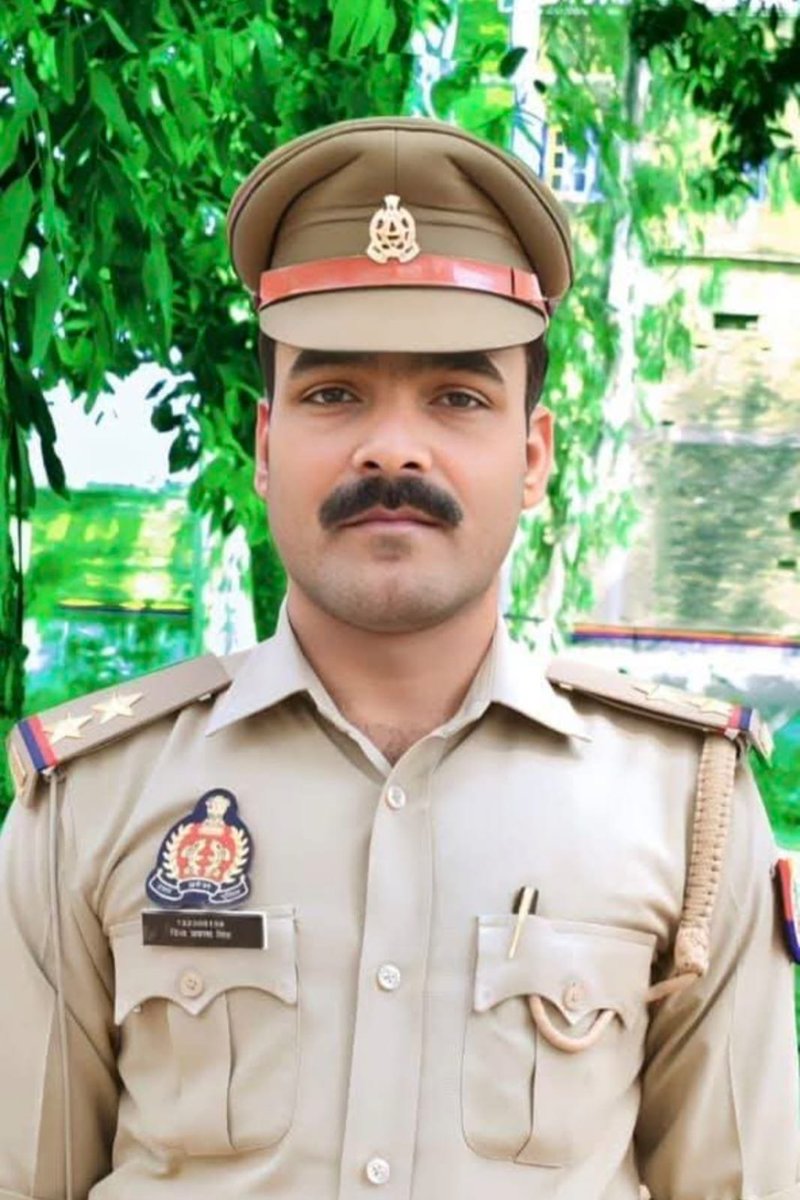 JtrahulSaini's tweet photo. योगी जी आपकी हाईटेक पुलिस को ये क्या हुआ..किसकी नजर लग गई अब तो र'क्षक ही भ'क्षक की भूमिका में आ गए -

यूपी पुलिस का वर्दी की आड़ में लूट का कारनामा सुनकर दंग रह जाएंगे आप ?

जौनपुर जिले में खुद को क्राइम ब्रांच से जुड़ा बताकर पुलिस की गैंग ने जौनपुर और बनारस से दो अलग-अलग कारोबारियों को उठाया गया ।

दोनों व्यापारियो�� को टार्चर किया गया।उनके साथ मारपीट की गई, और धमकाकर लगभग ₹1.65 लाख यूपीआई (UPI) के जरिए ट्रांसफर कराए गए ।

शिकायत के बाद हे मामला खुला है -

जिसके बाद 2 सिपाही सत्येंद्र कुमार गौर और विष्णु सिंह सहित तीन लोगों को गिरफ्तार कर लिया है।

वहीं थानाध्यक्ष दिव्य प्रकाश सिंह फरार है,पुलिस ने SHO पर 25000 का इनाम घोषित किया है।
इस घटना में SHO के दो सगे भाई विकास सिंह और संकीत सिंह भी शामिल थे..दोनों ने कोर्ट के सामने सरेंडर कर दिया है।

फरार चल रहा इनामिया थानाध्यक्ष अब व्हाट्सएप पर धमकी भरे स्टेटस लगा रहा है -
जिसमें लिखा है -

"सभी की पोल खुलेगी, जल्द वापसी करूंगा"

1/2