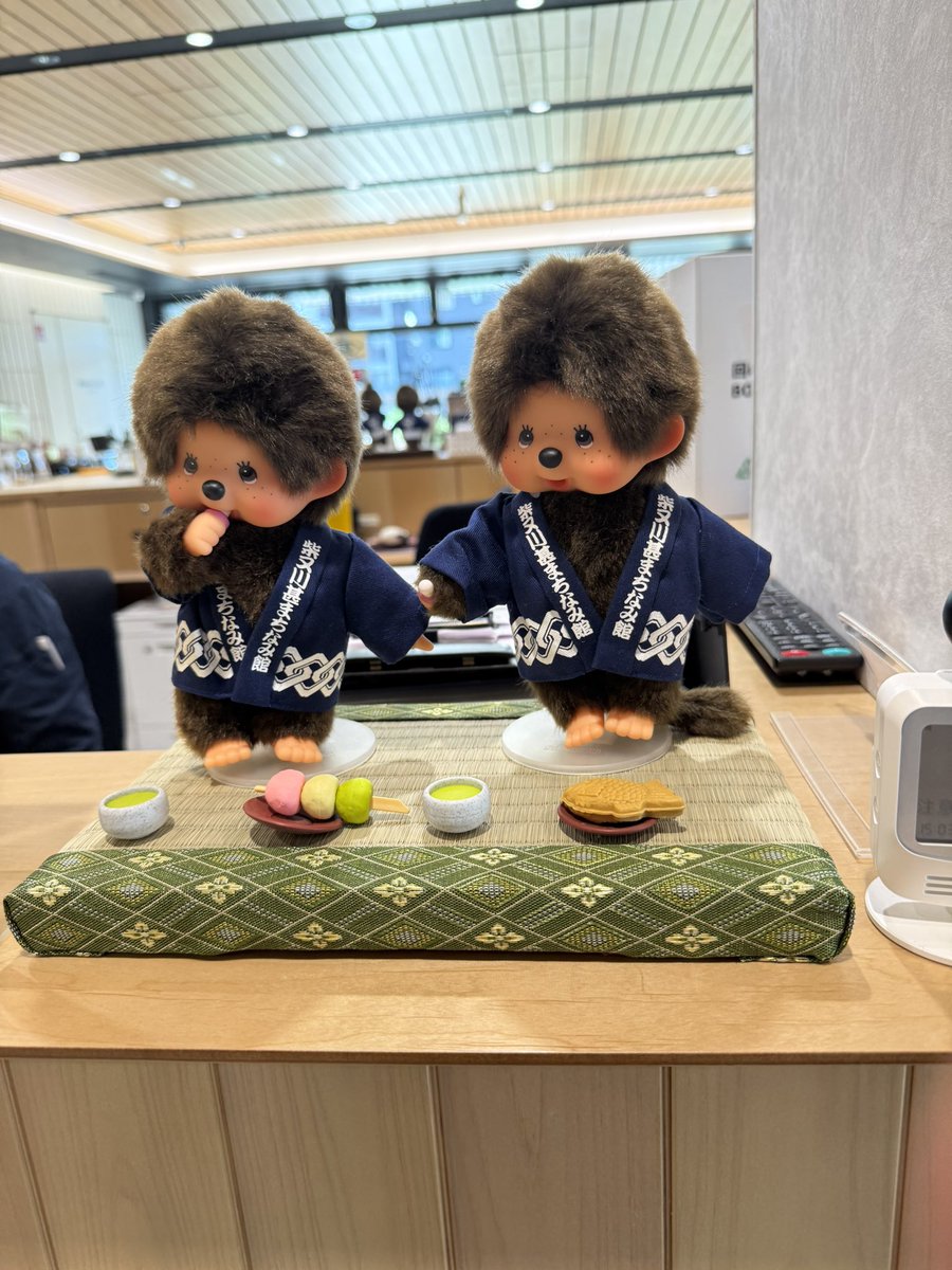 ensaile's tweet photo. 川チッチ①
記念写真の後
柴又川葚まちなみ館に
川チッチを迎えに…
当日予約分が袋で準備に変わってました😵‍💫
物販に居た女の子
早く発売されれば良いなあ〜🙄🙄
#モンチッチ 
#川チッチ
#寅チッチ
#柴又川葚まちなみ館 https://t.co/GEOnVGVqcV