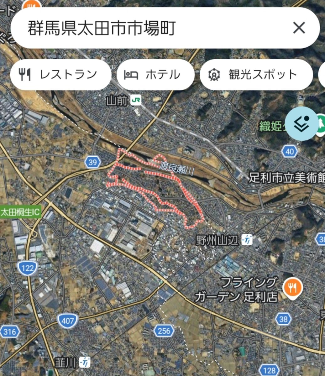 seshiru0602's tweet photo. ⚠️犯人逃走中⚠️   さきほど昼頃
⚠️群馬県 太田市で殺人事件 男1人が逃走か
➡️9月25日12:15通報「母が刺された」
🟦現場🟦太田市「市場町」の住宅
東武伊勢崎線野州山辺駅（栃木県足利市）から約1kmとのこと
成人女性の死亡を確認 別の男性一人がケガ
ゴゴスマで現場とヘリから中継してる https://t.co/0atNM0s9xh