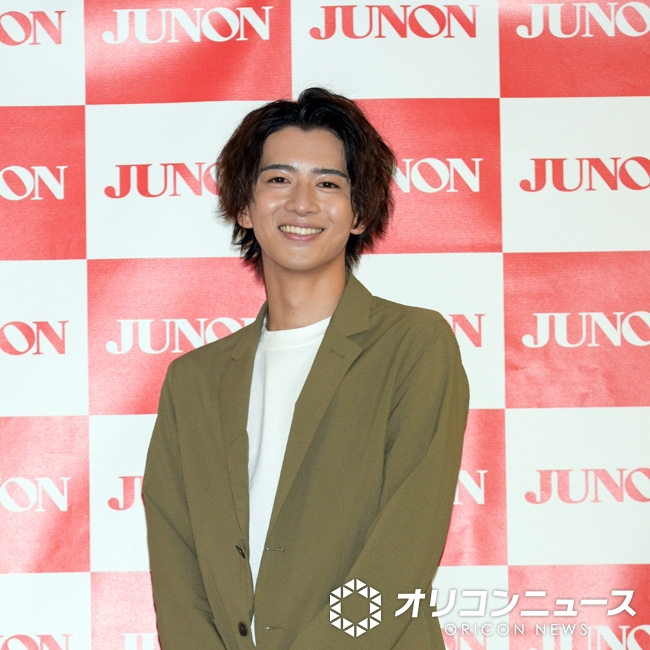 oricon's tweet photo. 『仮面ライダーエグゼイド』10周年
時の流れの早さにファン"永夢"化
「嘘だ…僕を騙そうとしている」

俳優陣の4ショットが話題
https://t.co/A32OmpHLel https://t.co/wCnKgd0OYT