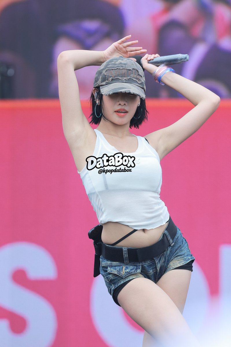 kpopdatabox's tweet photo. 240706 NATTY at Waterbomb Seoul

#KISSOFLIFE #키스오브라이프 #NATTY #나띠  #ナティ #WATERBOMB  #WaterbombSeoul #Waterbomb2024 #Kpop #4K https://t.co/M8UYdbu1hy