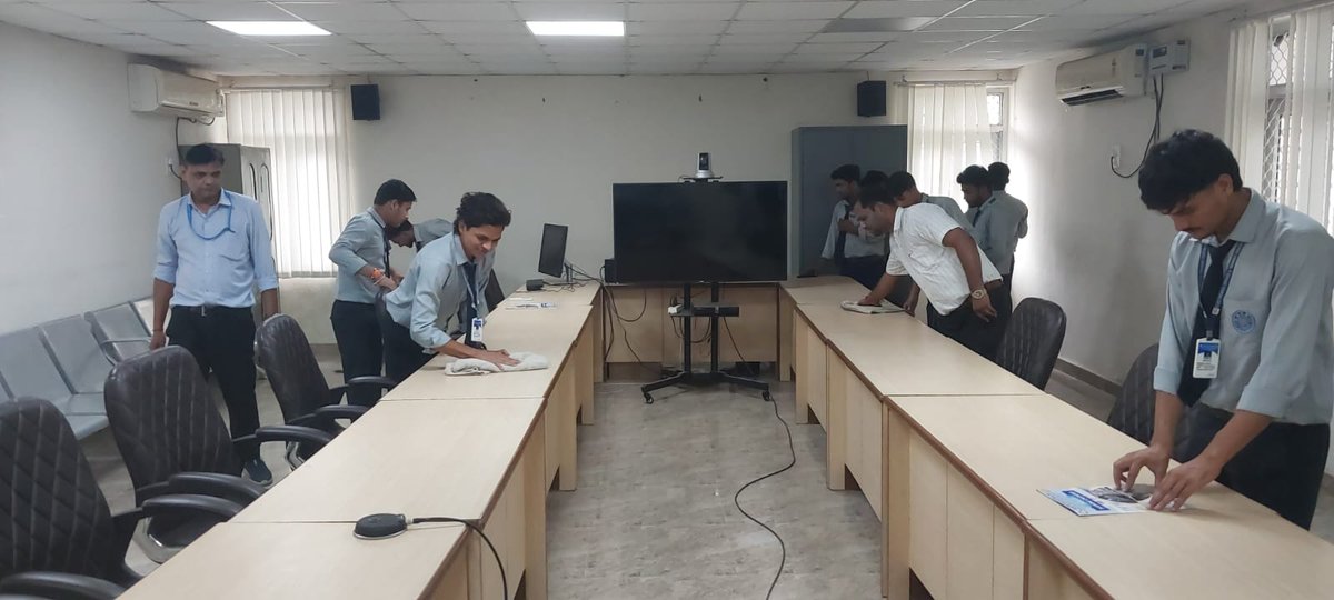 estc_ramnagar's tweet photo. 🧹 Swachhta Mein Sahbhagita Drive at ESTC
 ESTC, Kaniya, Ramnagar conducted a cleanliness drive at the Seminar Hall and WC Lab areas of the campus.Students, trainees and staff actively participated in the drive, promoting cleanliness, hygiene and a healthy learning environment https://t.co/xo9PNVdjoF