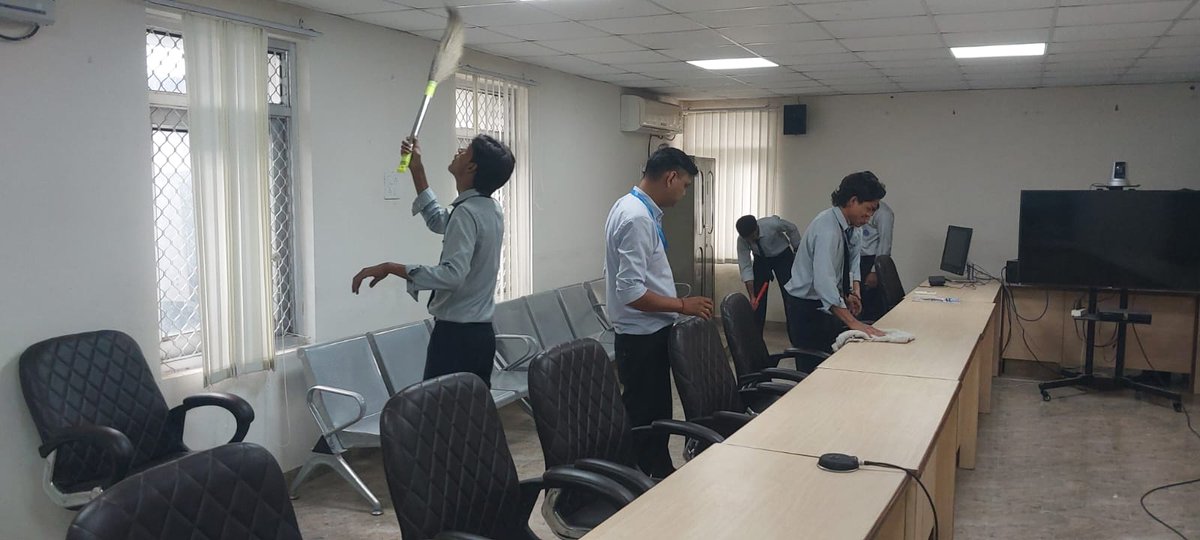 estc_ramnagar's tweet photo. 🧹 Swachhta Mein Sahbhagita Drive at ESTC
 ESTC, Kaniya, Ramnagar conducted a cleanliness drive at the Seminar Hall and WC Lab areas of the campus.Students, trainees and staff actively participated in the drive, promoting cleanliness, hygiene and a healthy learning environment https://t.co/xo9PNVdjoF