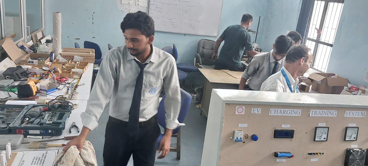 estc_ramnagar's tweet photo. 🧹 Swachhta Mein Sahbhagita Drive at ESTC
 ESTC, Kaniya, Ramnagar conducted a cleanliness drive at the Seminar Hall and WC Lab areas of the campus.Students, trainees and staff actively participated in the drive, promoting cleanliness, hygiene and a healthy learning environment https://t.co/xo9PNVdjoF