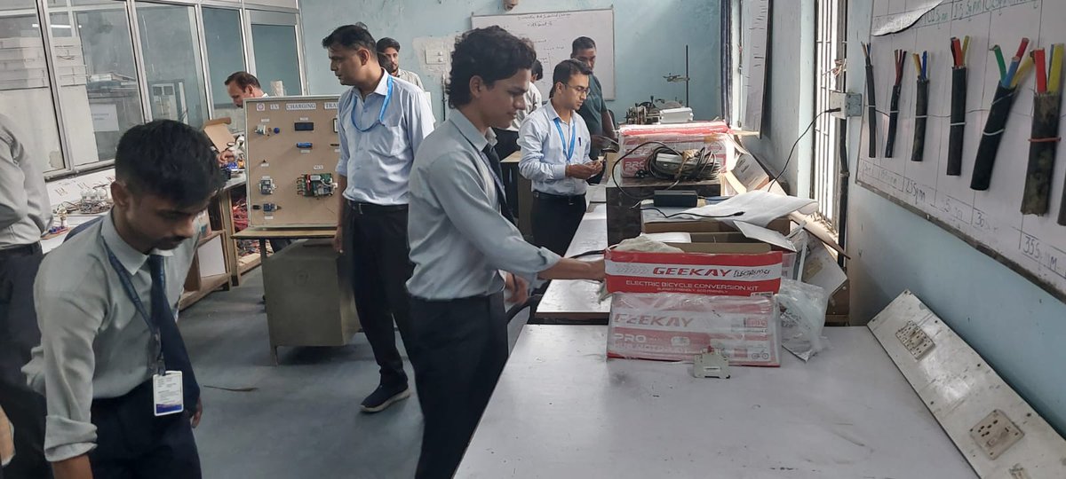 estc_ramnagar's tweet photo. 🧹 Swachhta Mein Sahbhagita Drive at ESTC
 ESTC, Kaniya, Ramnagar conducted a cleanliness drive at the Seminar Hall and WC Lab areas of the campus.Students, trainees and staff actively participated in the drive, promoting cleanliness, hygiene and a healthy learning environment https://t.co/xo9PNVdjoF