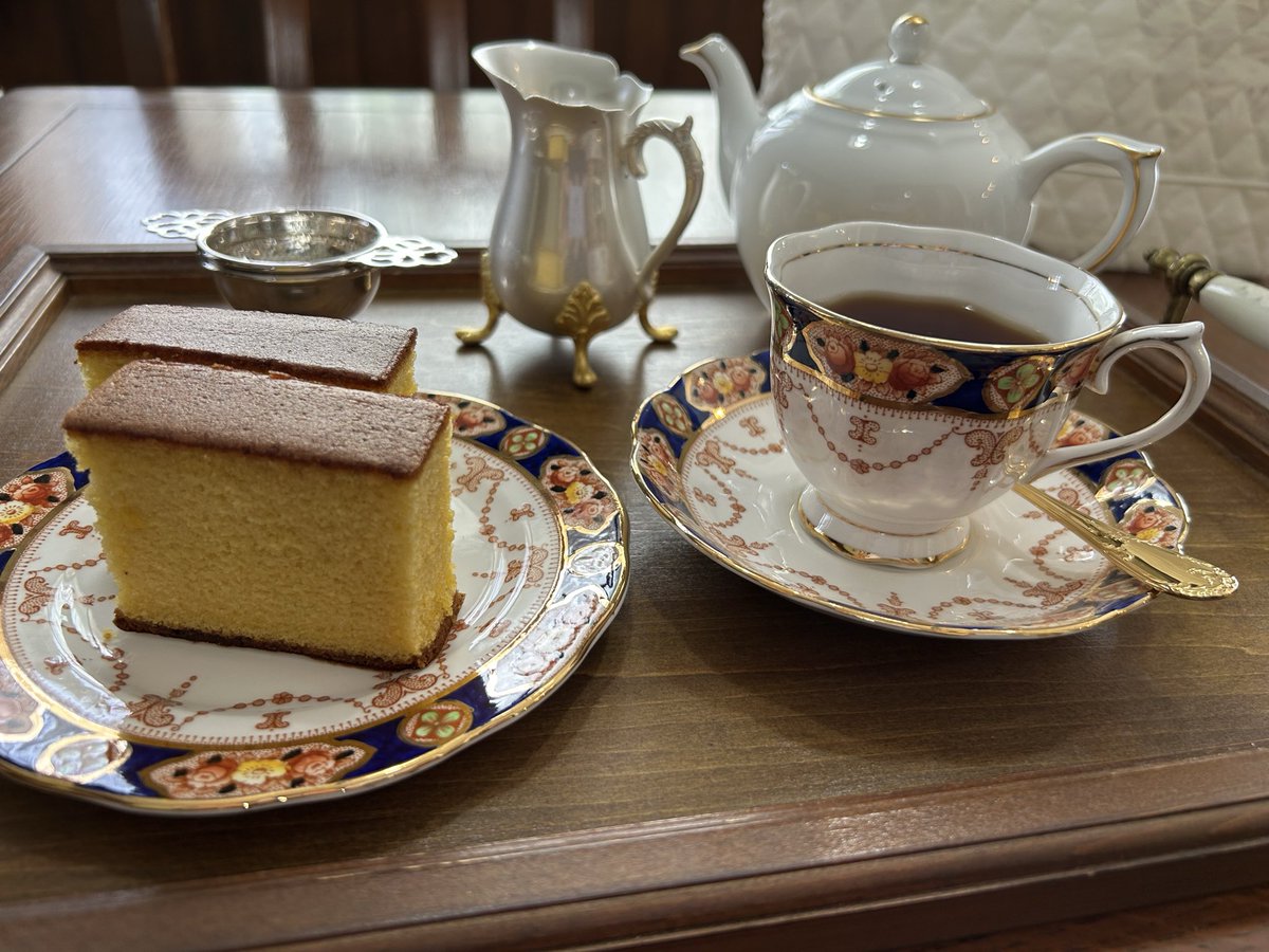ROLO21161's tweet photo. ☕️🫖
ベノア　セイロン・ウバ
文明堂　カステラ栗

秋らしい事してないので
栗のカステラ食べる🌰
2切れは多いかな😥 https://t.co/XqJaxKw9b5