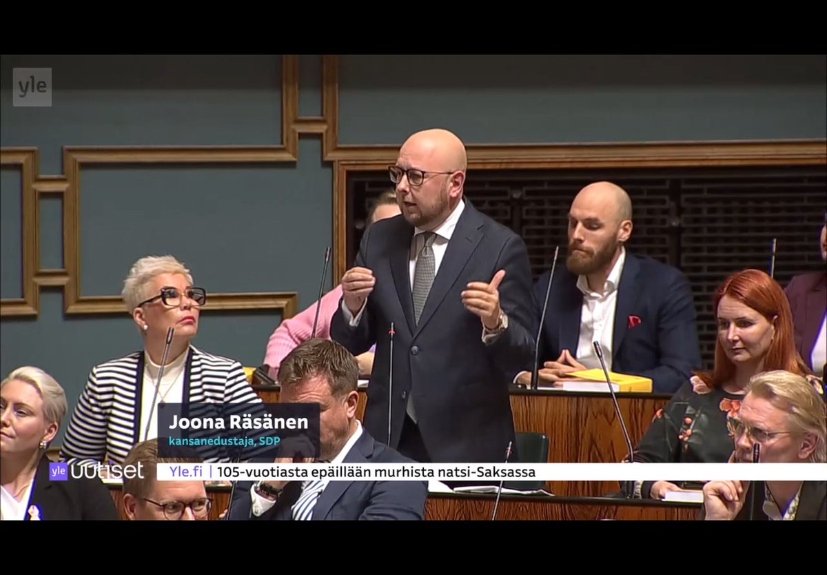 MikkoVuorenpaa's tweet photo. Demarien johdonmukaisuus tiivistyy tähän kuvaan.

Edustaja Räsänen, jonka kortti on kuivumassa, valittaa eduskunnassa sitä, että bensa maksaa liikaa.

Hyvää huomenta. https://t.co/z0l5m7N5FA