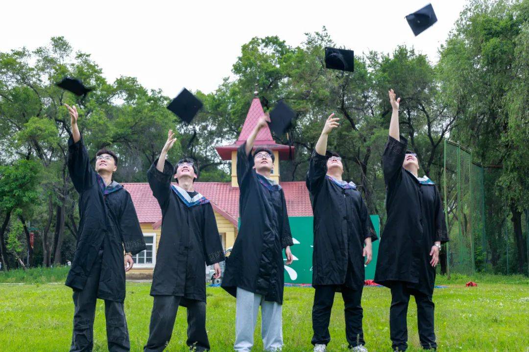 sarahkhoa10509's tweet photo. It’s graduation day! 4 years of late nights, group projects, and inside jokes have led to today. So proud of my cohort—off to chase the next chapter! https://t.co/zdjGpkt9GL