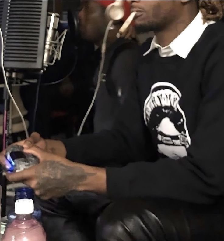 808VAULT's tweet photo. Playboi Carti been on the PlayStation more than he been in the studio 😭 https://t.co/gO3x7KBhXn