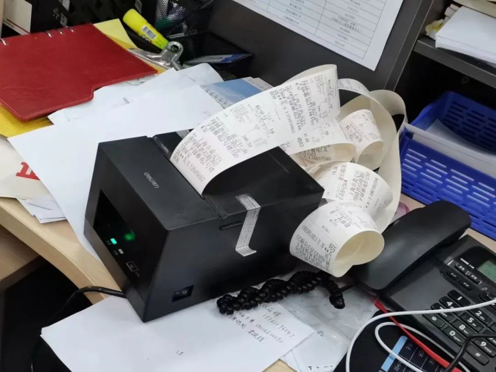 sarahkevin96972's tweet photo. Spent 20 mins fixing the office printer that just spat out a 1ft-long receipt for a single 1-page document. Now the whole team’s taking bets on what the machine prints next. https://t.co/9PMD4Rnewr