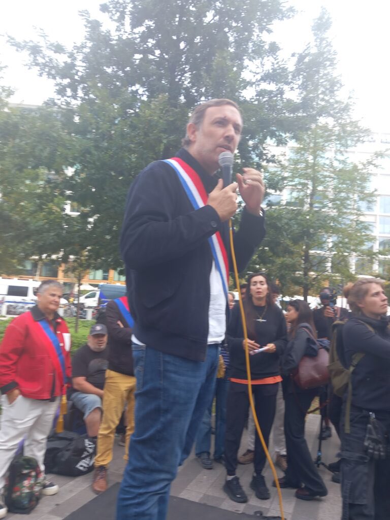 Europalestine1's tweet photo. PAS DE CONDAMNATION REQUISE PAR LA PROCUREURE AU PROCÈS DE THOMAS PORTES

Après un rassemblement de soutien devant le tribunal, le député LFI comparaissait ce jeudi devant la 17ème chambre correctionnelle (chambre spécialisée dans le droit de la presse) au tribunal de Paris, étant accusé de diffamation par un soldat franco-israélien, lequel a brillé par son absence.

Thomas Portes n’a pas nié qu’il accuse effectivement l’armée israélienne de crimes de guerre, voire de crimes contre l’humanité à Gaza, et il a estimé que l’on est même confronté à un génocide. C’est pourquoi il a réitéré ses accusations contre le gouvernement français qui se refuse à enquêter sur les milliers de Franco-israéliens qui sont allés rejoindre cette armée d’occupation, malgré ses requêtes répétées en tant que député.

L’avocate du soldat franco-israélien n’a pu nier de son côté que son client s’était lui-même mis en scène sur un plateau TV en tant que soldat. Et ses commentaires, 3 mois après le début du génocide, sur la vie qui reprenait tranquillement en Israël, alors que tout était rasé à Gaza, les hôpitaux détruits, les soignants exécutés ou kidnappés, et les enfants de Gaza considérés comme des terroristes dans le ventre leurs mère, en ont choqué plus d’un.

Comme l’avocate de la partie civile contestait la notion de crimes de guerre, Raphaëlle Maison, professeure de droit international à l’université, témoin de la défense, est venue appuyer la description faite par Thomas Portes, en apportant tous les éléments prouvant que crimes de guerre et crimes contre l’humanité étaient des termes incontestables.

La procureure n’a pas souhaité requérir de condamnation, ce qui est assez rare pour être relevé, et le jugement sera rendu le 26 novembre prochain.