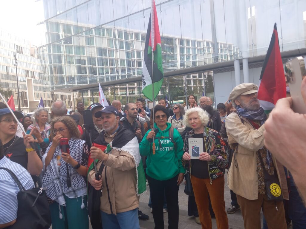 Europalestine1's tweet photo. PAS DE CONDAMNATION REQUISE PAR LA PROCUREURE AU PROCÈS DE THOMAS PORTES

Après un rassemblement de soutien devant le tribunal, le député LFI comparaissait ce jeudi devant la 17ème chambre correctionnelle (chambre spécialisée dans le droit de la presse) au tribunal de Paris, étant accusé de diffamation par un soldat franco-israélien, lequel a brillé par son absence.

Thomas Portes n’a pas nié qu’il accuse effectivement l’armée israélienne de crimes de guerre, voire de crimes contre l’humanité à Gaza, et il a estimé que l’on est même confronté à un génocide. C’est pourquoi il a réitéré ses accusations contre le gouvernement français qui se refuse à enquêter sur les milliers de Franco-israéliens qui sont allés rejoindre cette armée d’occupation, malgré ses requêtes répétées en tant que député.

L’avocate du soldat franco-israélien n’a pu nier de son côté que son client s’était lui-même mis en scène sur un plateau TV en tant que soldat. Et ses commentaires, 3 mois après le début du génocide, sur la vie qui reprenait tranquillement en Israël, alors que tout était rasé à Gaza, les hôpitaux détruits, les soignants exécutés ou kidnappés, et les enfants de Gaza considérés comme des terroristes dans le ventre leurs mère, en ont choqué plus d’un.

Comme l’avocate de la partie civile contestait la notion de crimes de guerre, Raphaëlle Maison, professeure de droit international à l’université, témoin de la défense, est venue appuyer la description faite par Thomas Portes, en apportant tous les éléments prouvant que crimes de guerre et crimes contre l’humanité étaient des termes incontestables.

La procureure n’a pas souhaité requérir de condamnation, ce qui est assez rare pour être relevé, et le jugement sera rendu le 26 novembre prochain.
