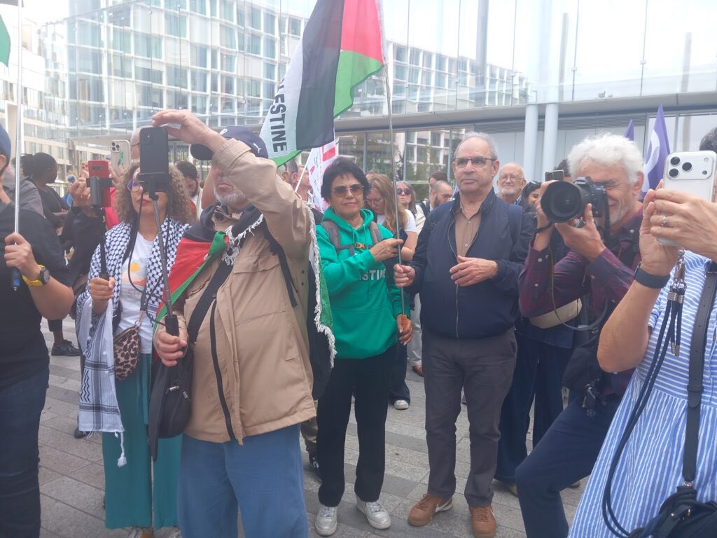 Europalestine1's tweet photo. PAS DE CONDAMNATION REQUISE PAR LA PROCUREURE AU PROCÈS DE THOMAS PORTES

Après un rassemblement de soutien devant le tribunal, le député LFI comparaissait ce jeudi devant la 17ème chambre correctionnelle (chambre spécialisée dans le droit de la presse) au tribunal de Paris, étant accusé de diffamation par un soldat franco-israélien, lequel a brillé par son absence.

Thomas Portes n’a pas nié qu’il accuse effectivement l’armée israélienne de crimes de guerre, voire de crimes contre l’humanité à Gaza, et il a estimé que l’on est même confronté à un génocide. C’est pourquoi il a réitéré ses accusations contre le gouvernement français qui se refuse à enquêter sur les milliers de Franco-israéliens qui sont allés rejoindre cette armée d’occupation, malgré ses requêtes répétées en tant que député.

L’avocate du soldat franco-israélien n’a pu nier de son côté que son client s’était lui-même mis en scène sur un plateau TV en tant que soldat. Et ses commentaires, 3 mois après le début du génocide, sur la vie qui reprenait tranquillement en Israël, alors que tout était rasé à Gaza, les hôpitaux détruits, les soignants exécutés ou kidnappés, et les enfants de Gaza considérés comme des terroristes dans le ventre leurs mère, en ont choqué plus d’un.

Comme l’avocate de la partie civile contestait la notion de crimes de guerre, Raphaëlle Maison, professeure de droit international à l’université, témoin de la défense, est venue appuyer la description faite par Thomas Portes, en apportant tous les éléments prouvant que crimes de guerre et crimes contre l’humanité étaient des termes incontestables.

La procureure n’a pas souhaité requérir de condamnation, ce qui est assez rare pour être relevé, et le jugement sera rendu le 26 novembre prochain.