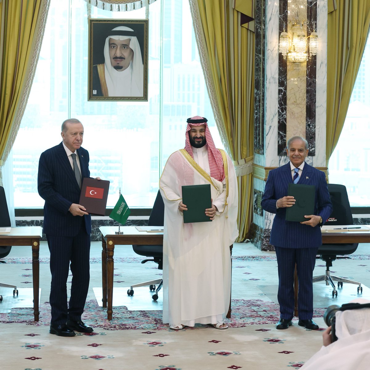 bpthaber's tweet photo. Suudi Arabistan, Türkiye ve Pakistan genelkurmay başkanlarını acil toplantıya çağırdı. (Al Arabiya)

— İran destekli Husiler, Suudi Arabistan'ın sınır bölgelerini balistik füze ve İHA'larla hedef aldı.

— Saldırıların şiddetlenmesinin ardından Suudi Arabistan, Mekke Anlaşması kapsamında Türkiye ve Pakistan'ın genelkurmay başkanlarını acil toplantıya çağırdı.