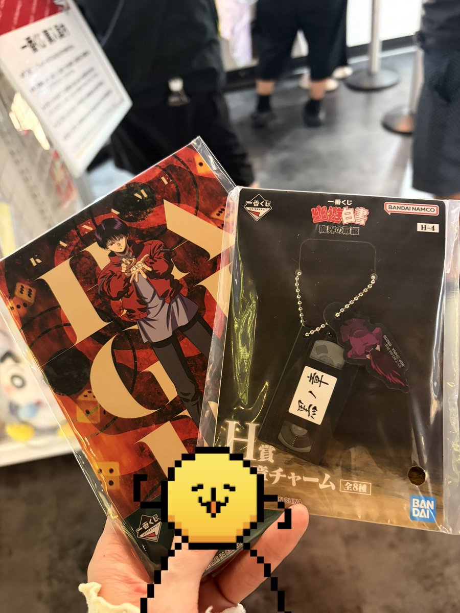 okometsubu's tweet photo. 5回引いて黒の章ひとつ出た大感謝！！あと樹のフィギュアも出た！よき！！ https://t.co/iewYs2poEk