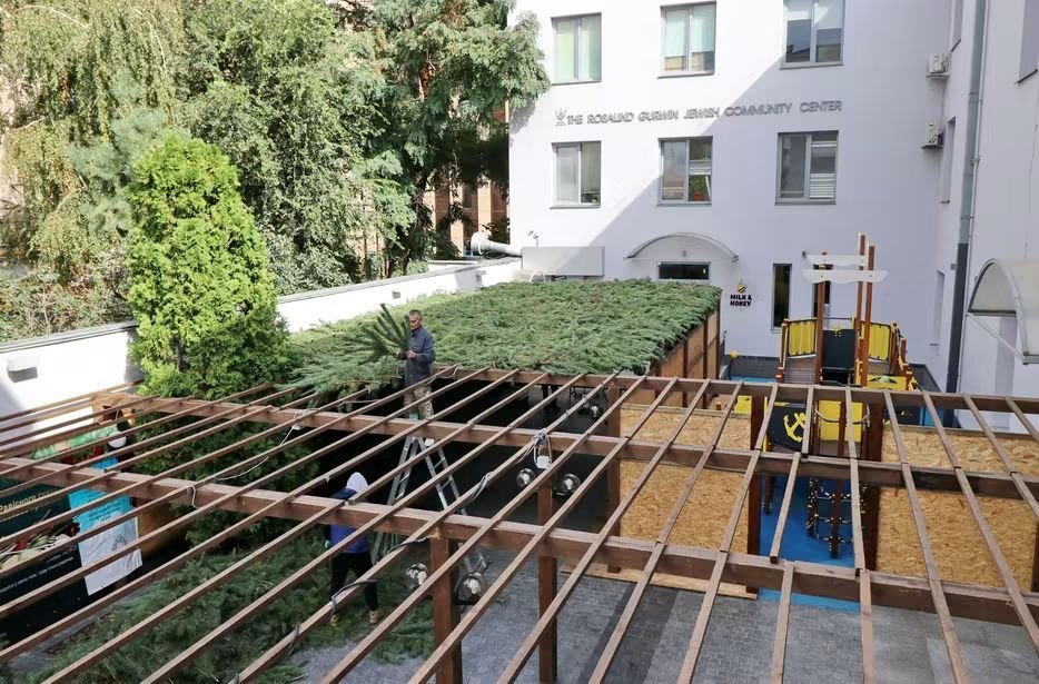 FJCU's tweet photo. Immediately after Yom Kippur, the construction of sukkot, - the traditional festive booths in which one of the central commandments of #Sukkot, leshev ba-sukkah (“dwelling in the sukkah”), is observed, - began in #Dnipro Jewish Community. https://t.co/gNE1ZklXvr