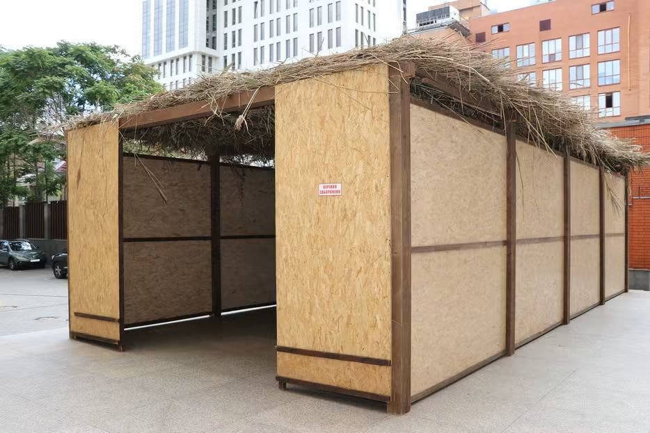 FJCU's tweet photo. Immediately after Yom Kippur, the construction of sukkot, - the traditional festive booths in which one of the central commandments of #Sukkot, leshev ba-sukkah (“dwelling in the sukkah”), is observed, - began in #Dnipro Jewish Community. https://t.co/gNE1ZklXvr