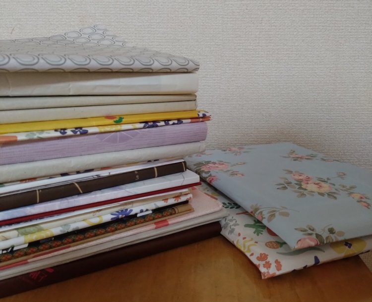 simko39's tweet photo. 手に入れた薄い本はカバーをして本棚にひっそり忍ばせています
増えてきたなぁ…
近々模様替えをする予定で、本棚移動させそうで、じゃあ本棚の中のもの一旦出すじゃん。薄い本たちどうしよう…増えてきたな… https://t.co/lPITfMMazO