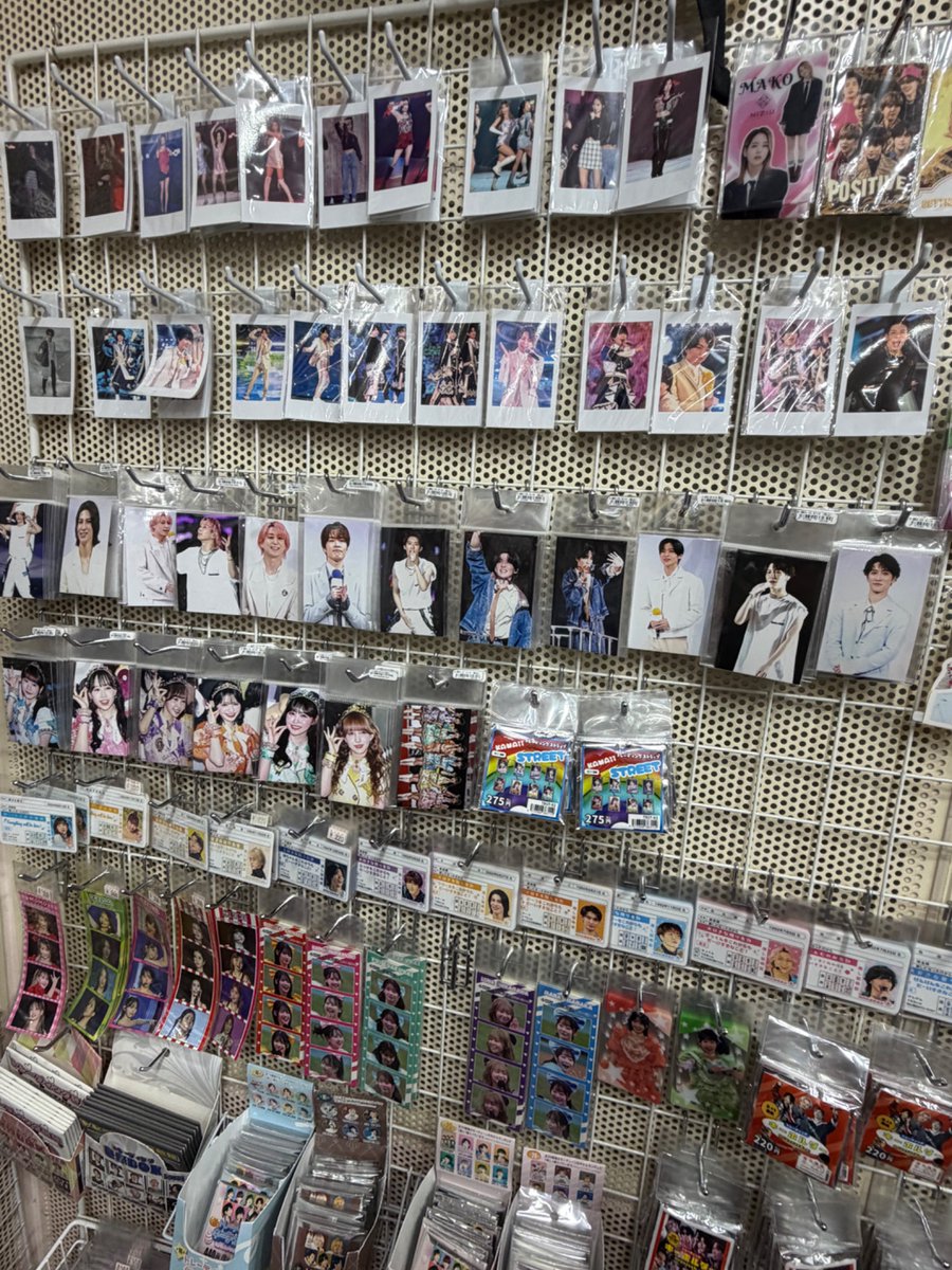 TT2969709882256's tweet photo. 函館で入ったお店、自分の記憶の中ではこんなグッズ見たことないし、公式ショップとか中古店とかじゃないし…
SnowManとかHANAとかもあったけど大丈夫なのか… https://t.co/Bwhlulz51i