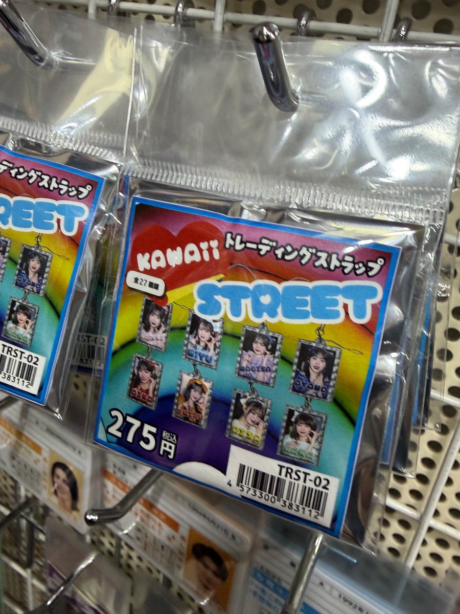 TT2969709882256's tweet photo. 函館で入ったお店、自分の記憶の中ではこんなグッズ見たことないし、公式ショップとか中古店とかじゃないし…
SnowManとかHANAとかもあったけど大丈夫なのか… https://t.co/Bwhlulz51i