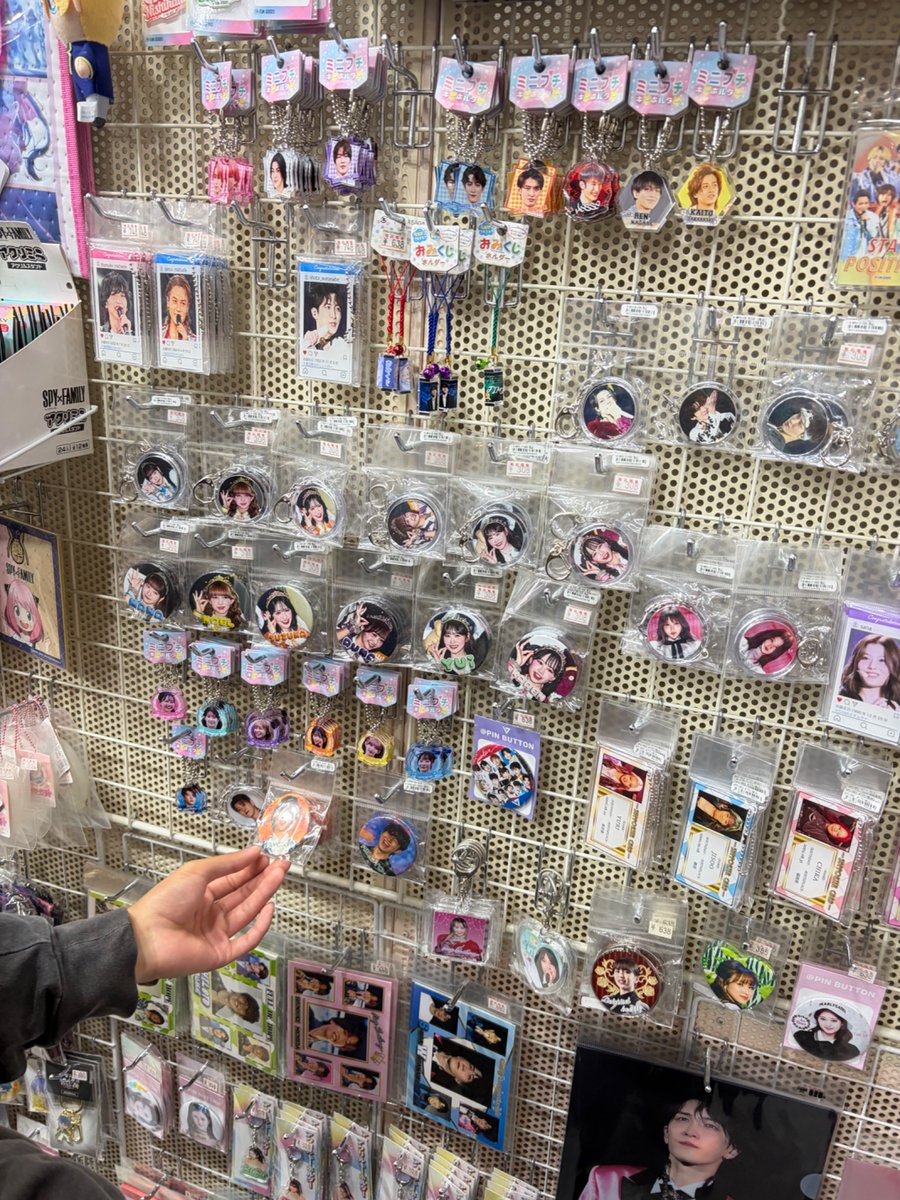 TT2969709882256's tweet photo. 函館で入ったお店、自分の記憶の中ではこんなグッズ見たことないし、公式ショップとか中古店とかじゃないし…
SnowManとかHANAとかもあったけど大丈夫なのか… https://t.co/Bwhlulz51i