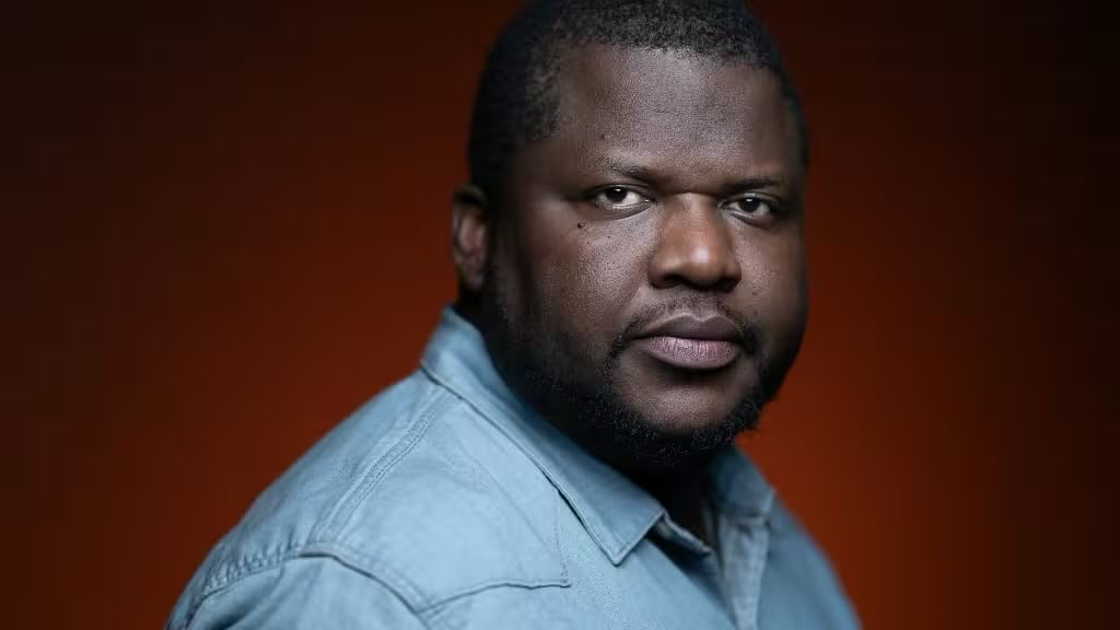 mikiane's tweet photo. L'affaire Thelyson ne peut pas se résumer à « un auteur qui triche avec l'IA » ou à « un influenceur tech qui orchestre une campagne de dénigrement ».

C'est le monde du livre qui découvre en 2026 ce que tout le monde sait depuis des mois.

Les chiffres : 
→ Plus d'un tiers des romans autoédités vendus sur Amazon sont écrits par l'IA. 
→ Plus de 40 % des nouveautés hebdo sur Spotify sont générées par l'IA.

Ces données datent de 2025. 🫠

Donc pendant que l'IA est déjà partout, le petit cercle germanopratin et la nuée de journalistes autour tombent des nues, traquent, dénoncent. Tout ce petit monde s'accroche à son piédestal.

Le problème, ce ne sont pas les auteurs qui utilisent l'IA. 
Le problème, ce sont les éditeurs et les institutions qui n'ont toujours rien compris.

🌊