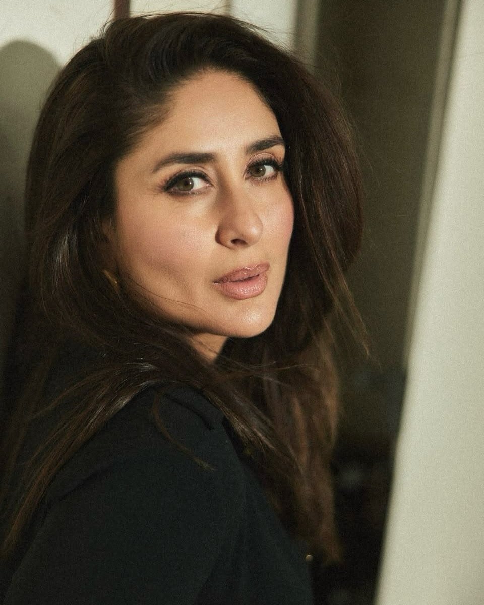 filmfare's tweet photo. #KareenaKapoorKhan brings her signature sass to the spotlight, with a look that’s all sharp edges and serious star power. 🖤✨

#Celebs #FilmfareFashion https://t.co/UrQOzqmF8H