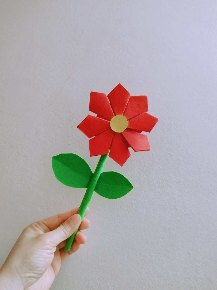 SauGertsenhbb's tweet photo. Un nio se me acercó con una flor de papel hoy. No sabía que los pequeos actos de bondad calentaran tanto el corazón. https://t.co/yR0bopGLhv