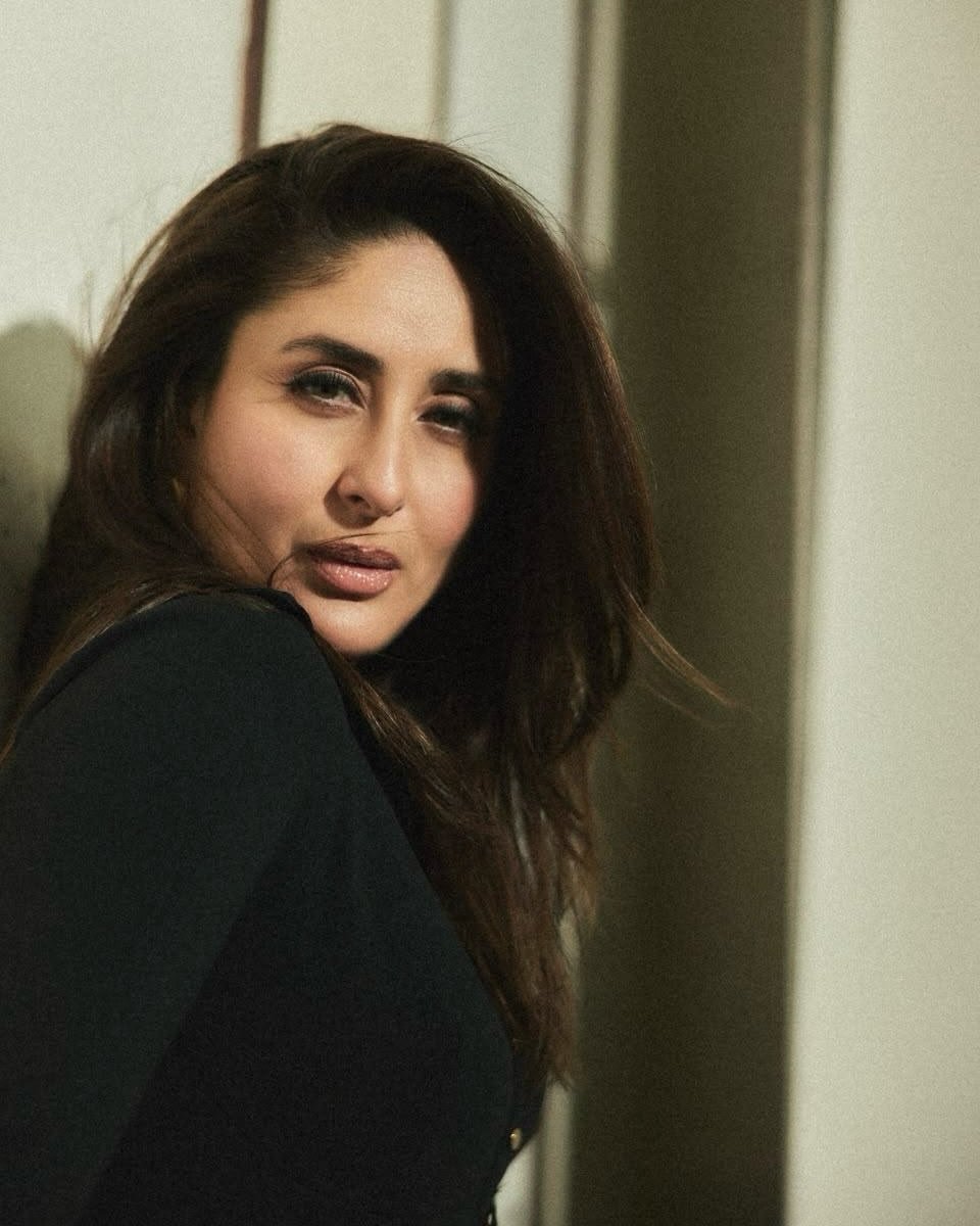 filmfare's tweet photo. #KareenaKapoorKhan brings her signature sass to the spotlight, with a look that’s all sharp edges and serious star power. 🖤✨

#Celebs #FilmfareFashion https://t.co/UrQOzqmF8H