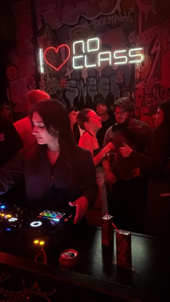 Beformento's tweet photo. Melhor set da noite, alguém conhece essa dj? Acho que está no começo da carreira https://t.co/3Ccq4XneZQ