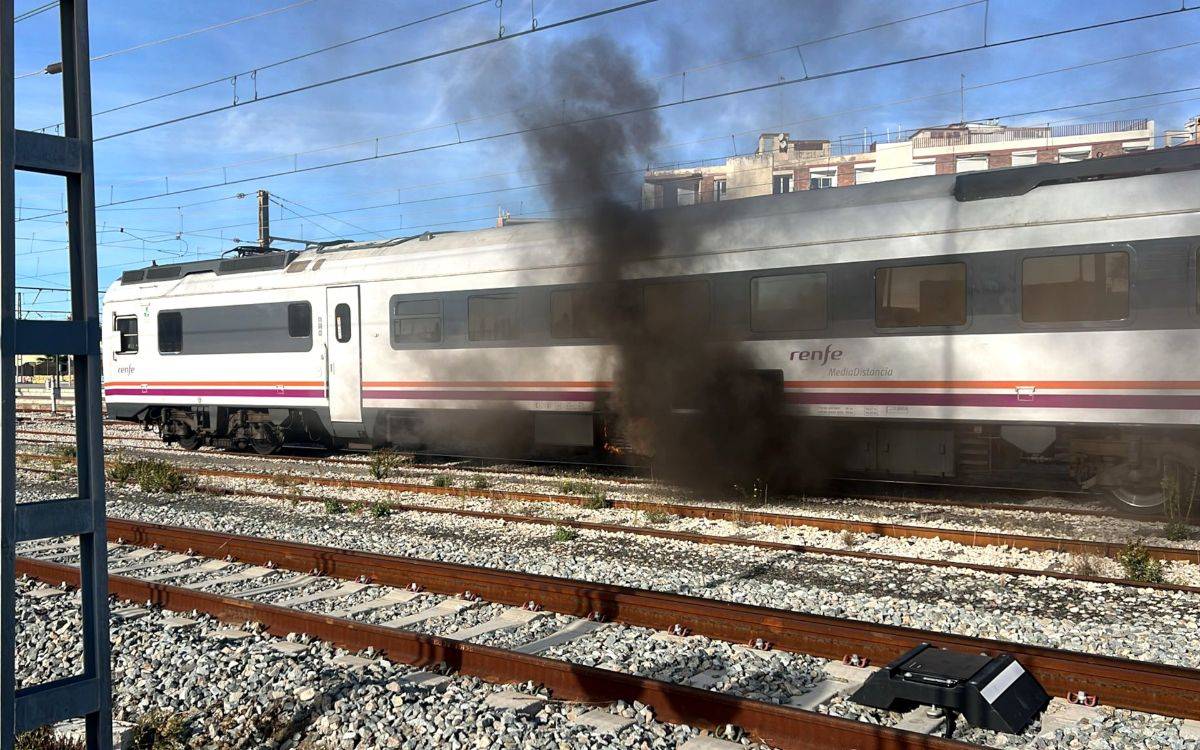 profEHRBAR's tweet photo. Els espanyols i els catalans de Vichy volen convertir els nostres ferrocarrils en aquesta merda de trens espanyols.
Cal oposar-s'hi. https://t.co/AJl3HZ5Fry