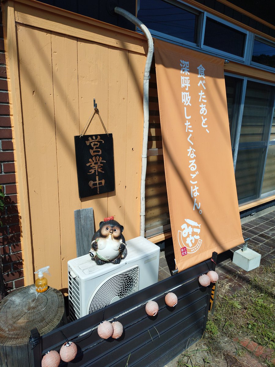 apuchanlife's tweet photo. さて、羽田へ
職場近くの、私のパワースポット、定食みやこでカツ（勝つ）カレー摂取

これを食べてから、最近お馬さんの調子が爆上がり✊

貯まったJREポイント600ポイントを1550円するグリーン車に交換し、お得に🤗
そして明日はめちゃめちゃ働くので、帰りは新幹線かな😅 https://t.co/4v1yzxJEFs