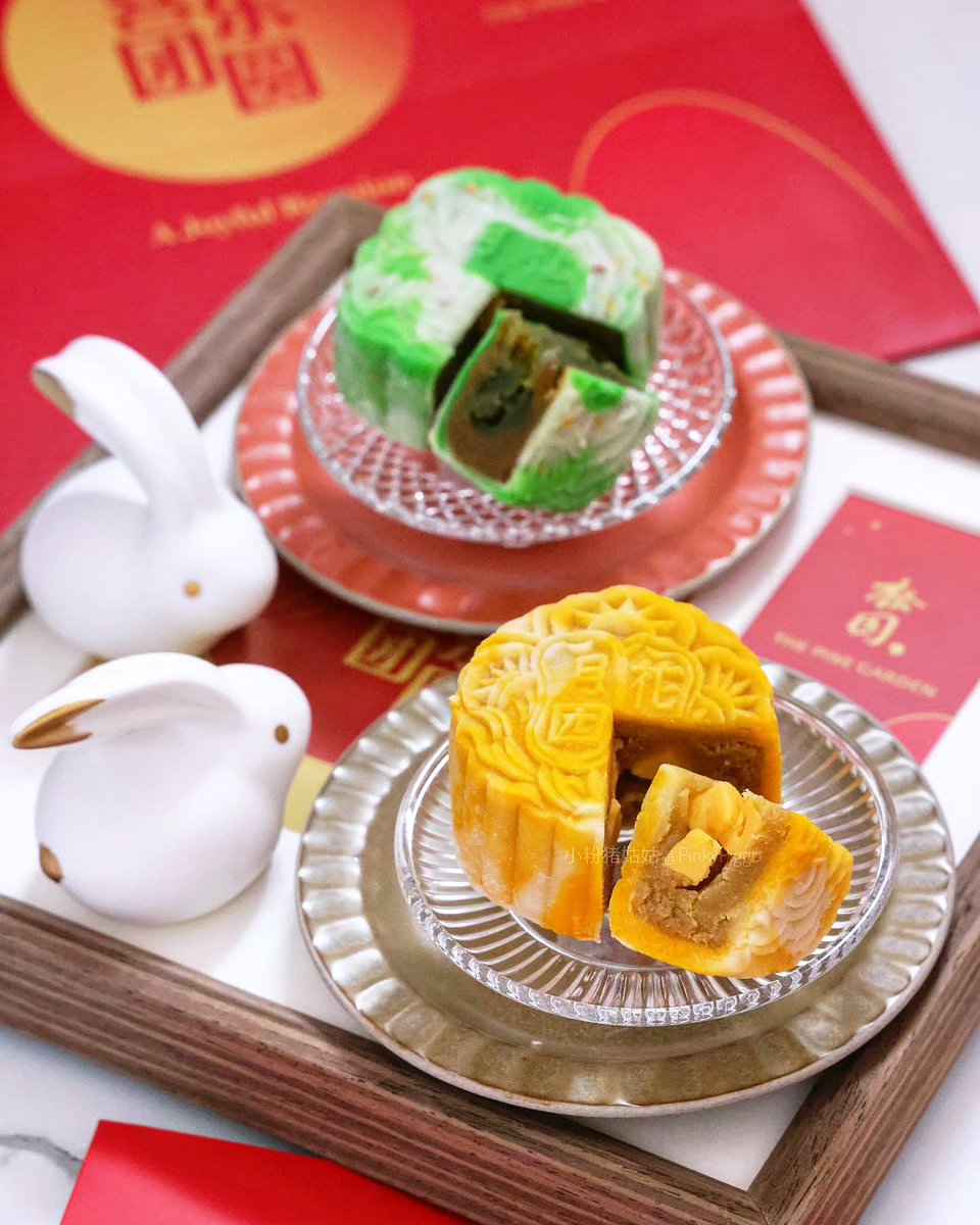 RettaDalomjd's tweet photo. The Pine Garden’s 2026 Mooncake Collection features creative pairings like Apple Pu’er Tea, Black Sesame Mochi, Sweet Potato Cheese Mochi and Yuzu Oolong Green Tea. Enjoy 15% off early-bird orders by 5 Sep 2026. https://t.co/IYmTqkjlvp