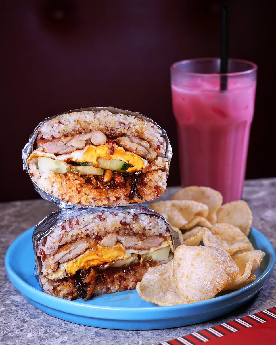 RettaDalomjd's tweet photo. Tried Kenny Rogers Roasters’ limited-time Nasi Lemak Rice Burger, featuring coconut rice buns, grilled chicken, sambal, ikan bilis, peanuts, egg and cucumber. The $11. 80 bundle is available till 31 Aug 2026 at selected outlets. https://t.co/WQf6P0nxXY