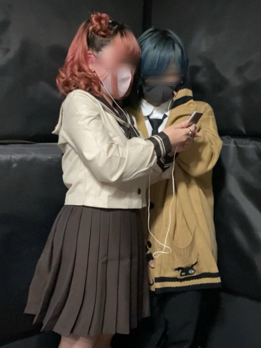 _rbrbern_'s tweet photo. ちなみに普段からウォークマンで音楽聴いてるので有線イヤホン片耳ずつチェキを撮ったことあるけど、「老人じゃん」と言われました https://t.co/gL7O6Ks1Yl