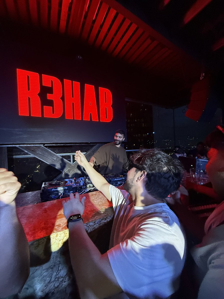 Eltev_Oficial's tweet photo. Que evento tan impresionante PoP UP con @R3HAB 

#r3hab https://t.co/cw7HhmVx26