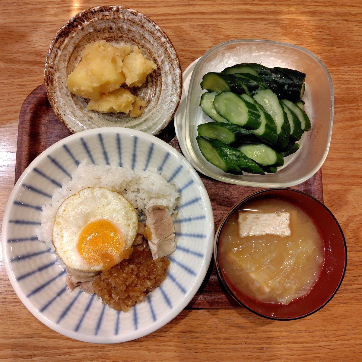 sachi5mot's tweet photo. 昨夜は
アジアンチキンライス🍳のせ😋
ぬか漬け
じゃがいもの煮っころがし
（砂糖バター醤油）
白菜と厚揚げのお味噌汁
#おうちごはん https://t.co/XKT2PdG1Jk