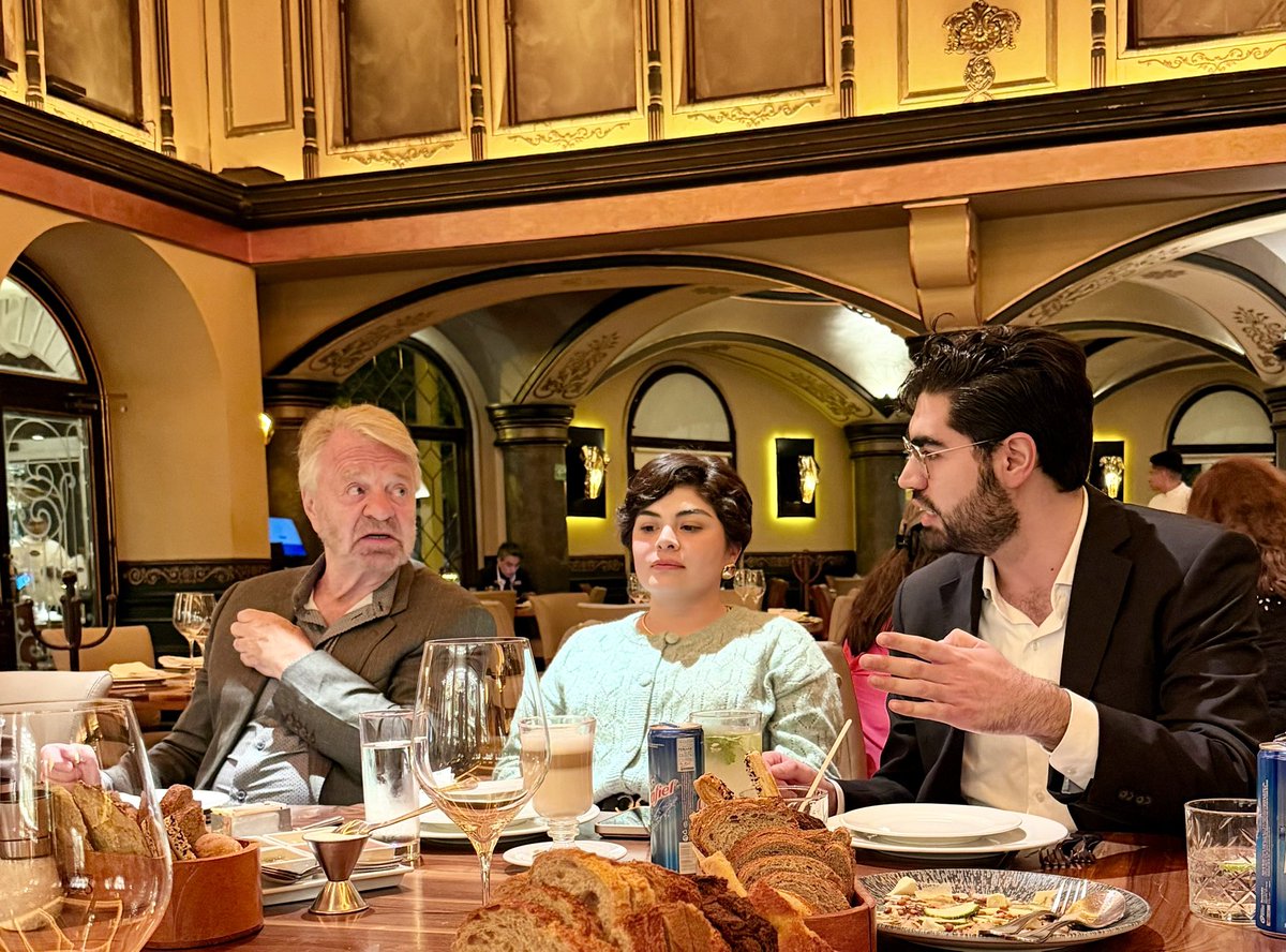 PJCOMEXI's tweet photo. #HorizontesCOMEXI busca acercar distintas generaciones de especialistas para contrastar experiencias, perspectivas y lecturas sobre los principales temas de la agenda internacional.

🧵 3/4 https://t.co/1ImNGeslKO