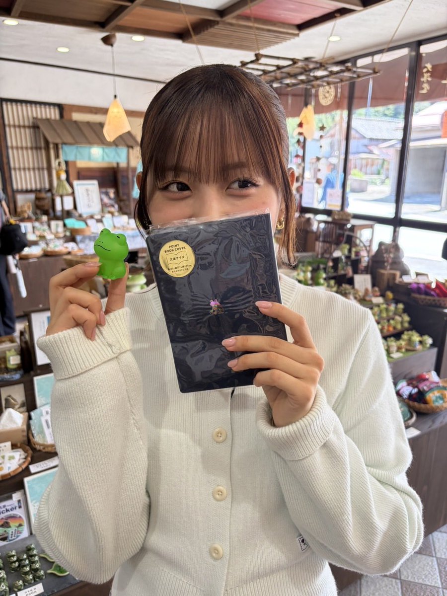 angerme_upfront's tweet photo. #おいないさ伊勢  🐾2個目🐾
ケロ推し必見！！！🐸🐸✨✨

二見浦海岸に行く途中にある、
【大洋堂】さん🐸
アンジュルムのGOODS増えてた。笑
（ファンのみんなありがとう^^）

ケロちゃんへのお土産もGETしたよ🐸🐸🐸🐸🐸🐸🐸🐸🐸🐸🐸🐸 https://t.co/3LqdSCnUNt
