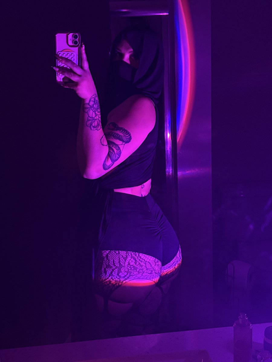 stnrshawty's tweet photo. Do I look mysteriously sexy🫣🥹 #nsfwtwtً #OF #snowbunny #roleplay #kinky #mortalcombat #rave #booty #thick #slutty #nsfwㅤㅤ #bdsm #cosplay #dommymommy #tattoos https://t.co/HDh8fvJooM