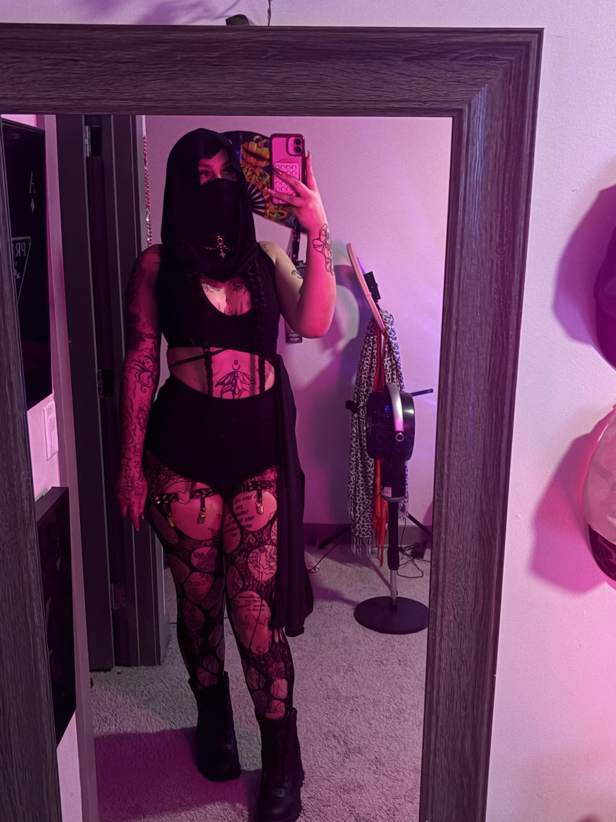 stnrshawty's tweet photo. Do I look mysteriously sexy🫣🥹 #nsfwtwtً #OF #snowbunny #roleplay #kinky #mortalcombat #rave #booty #thick #slutty #nsfwㅤㅤ #bdsm #cosplay #dommymommy #tattoos https://t.co/HDh8fvJooM