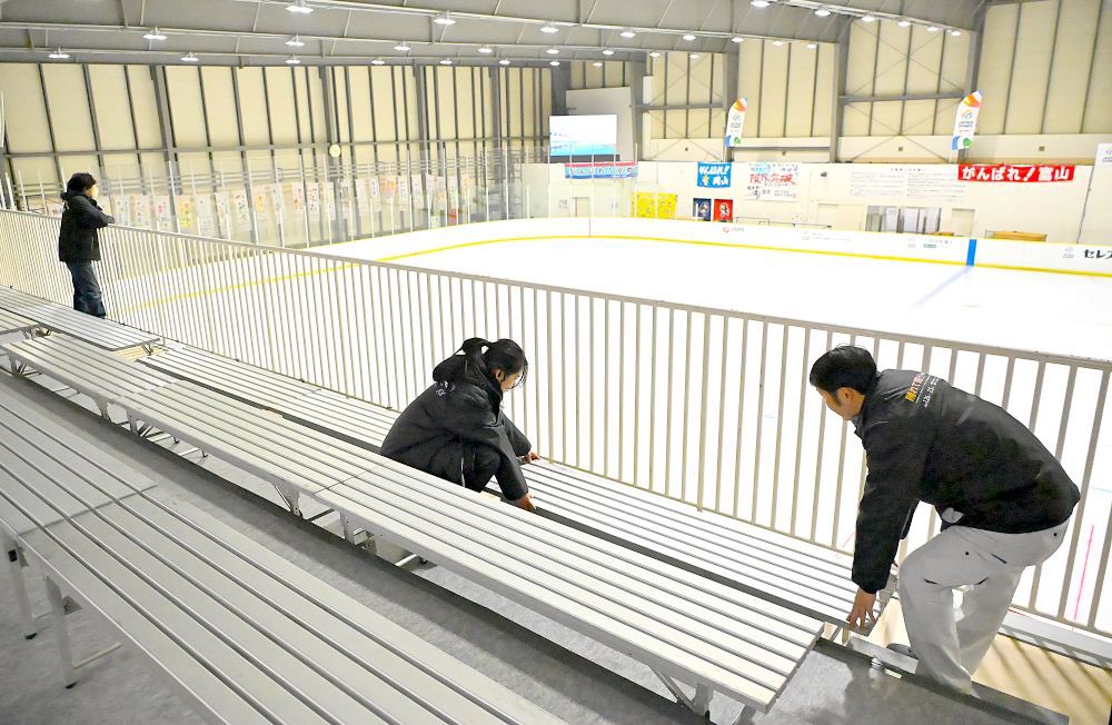 avalongreeneyes's tweet photo. 岡山国際スケートリンクの座席をちょっと調べました
2階のS席というのはこの写真みたいな2階の仮設の席でしょうか
あとは全てアリーナですかね https://t.co/oaEyhB7qn0
